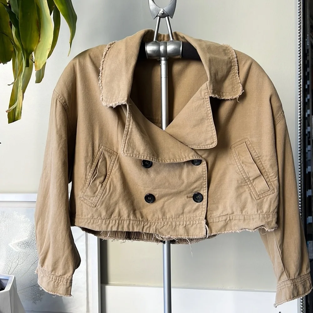 Cropped light cargo jacket. - Picture 1 of 7